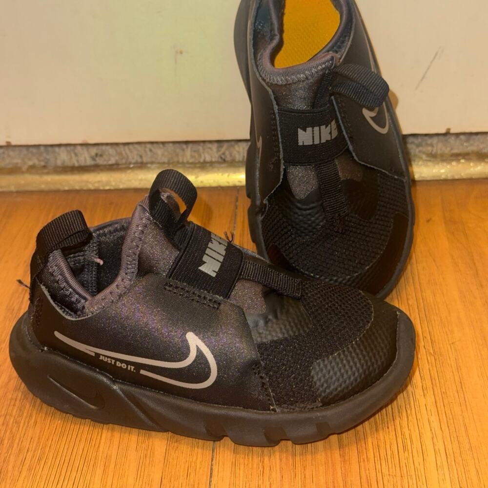 Nike Flex Runner 2 Toddler Size 8C Black Slip On Sneakers DJ6039-001